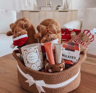 Cesta regalo bebé peluche y cosmética