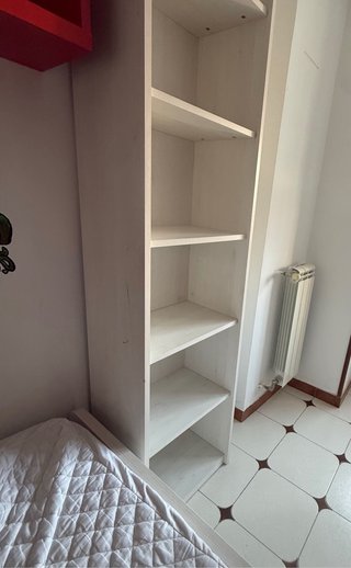 Estantería blanca de madera