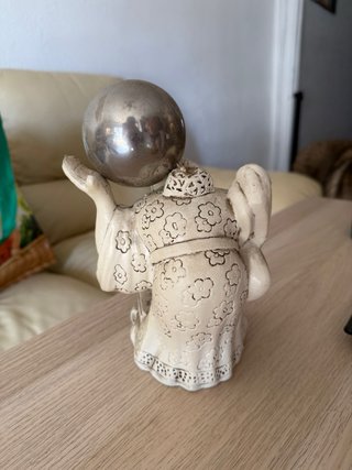Figura oriental antigua con esfera