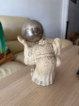 Figura oriental antigua con esfera