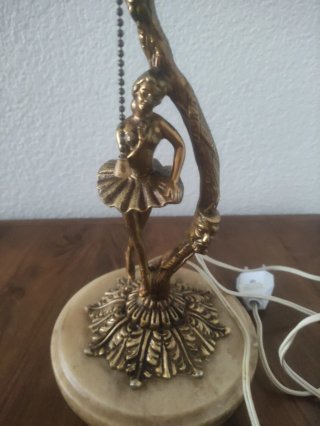 Lámpara mesa bailarina y tulipa morada abierta