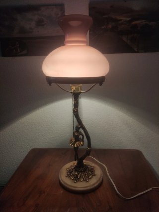 Lámpara mesa bailarina y tulipa morada abierta