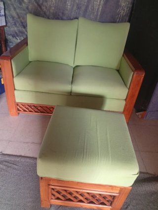 Sofá 2 plazas y puf a juego