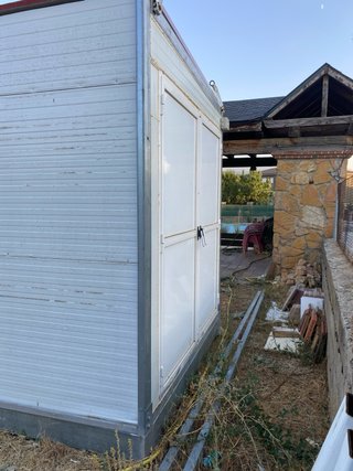Caseta prefabricada tipo sándwich