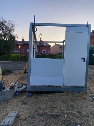 Caseta prefabricada tipo sándwich
