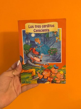 Libro de Los tres cerditos y cenicienta.