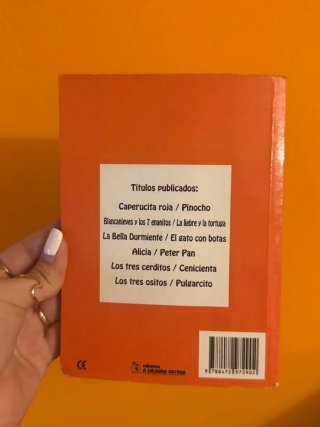 Libro de Los tres cerditos y cenicienta.