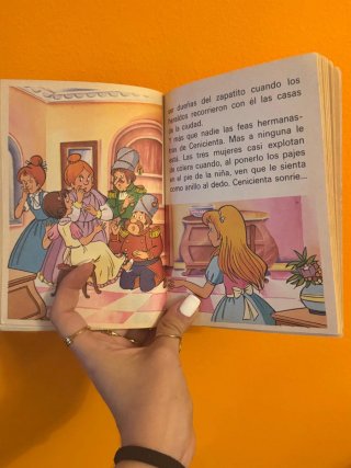 Libro de Los tres cerditos y cenicienta.