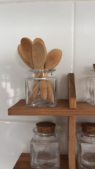 Especiero de madera con tarros de cristal