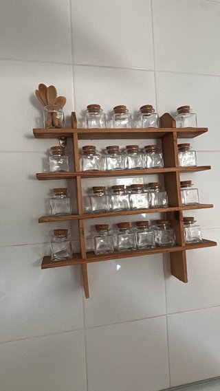 Especiero de madera con tarros de cristal