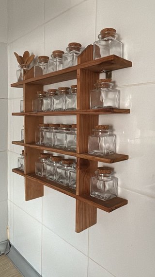Especiero de madera con tarros de cristal