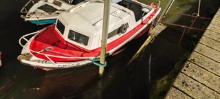 Barco fueraborda rojo y blanco