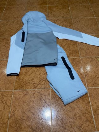 Conjunto Nike Tech Gris y Blanco