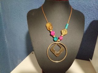 Collar largo con colgante de aro y piedras