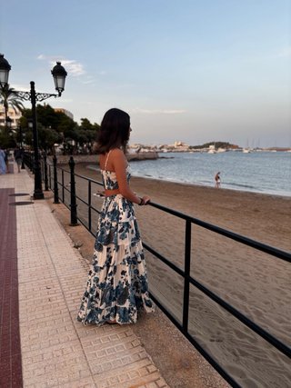 Vestido Bhanjara floral azul y blanco.