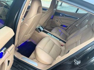Porsche Panamera 4 3,6 doble pantalla
