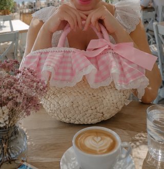 Bolso de mimbre rosa y beige