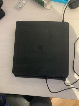 PS4 Slim Negra +  1 Mando  y los cables necesarios