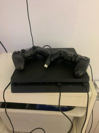 PS4 Slim Negra +  1 Mando  y los cables necesarios
