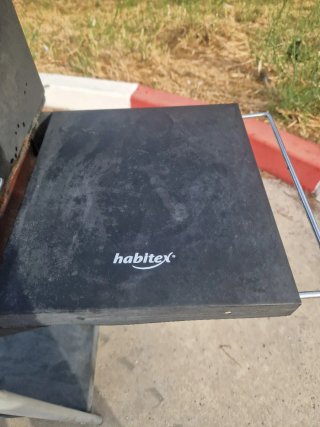 Barbacoa metálica con ruedas