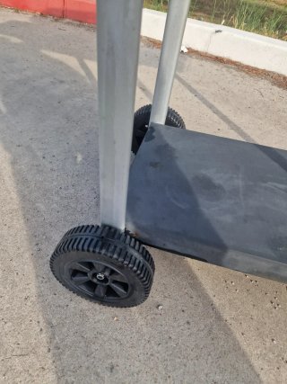 Barbacoa metálica con ruedas