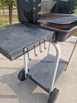 Barbacoa metálica con ruedas