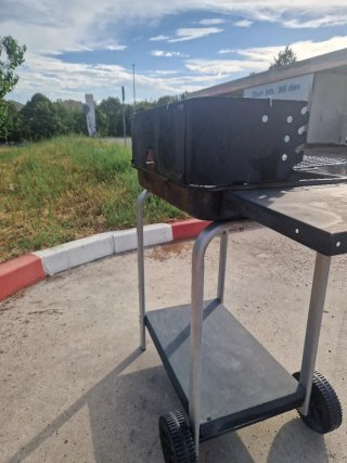 Barbacoa metálica con ruedas