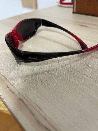 Gafas de sol infantiles rojas y negras