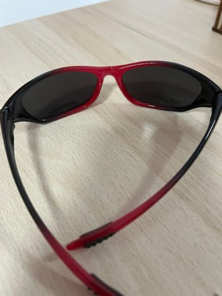 Gafas de sol infantiles rojas y negras