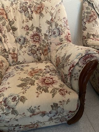 2 Sillones de tela con patas de madera