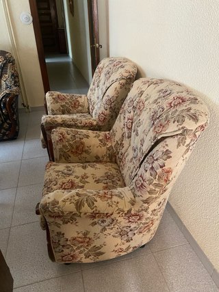 2 Sillones de tela con patas de madera