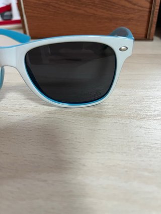 Gafas de sol blancas y azules