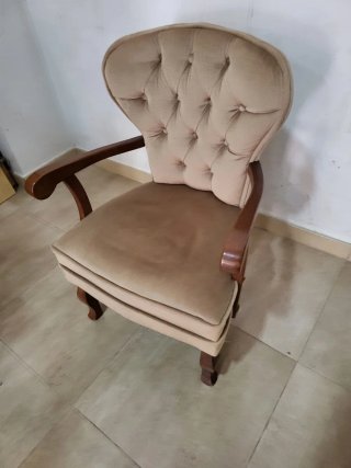 Sillón tapizado beige y madera