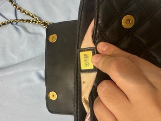 Bolso Guess Negro y Dorado