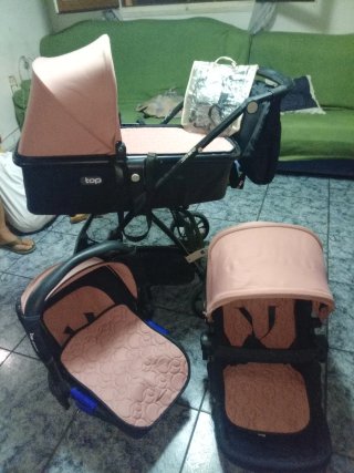 Carro de bebé reversible  color rosa y granate
