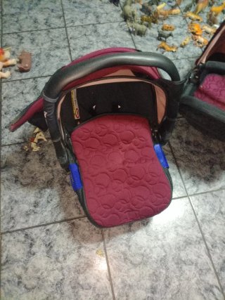 Carro de bebé reversible  color rosa y granate