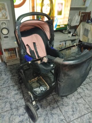 Carro de bebé reversible  color rosa y granate
