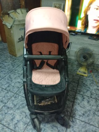 Carro de bebé reversible  color rosa y granate