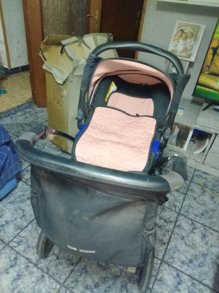 Carro de bebé reversible  color rosa y granate