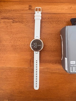 Garmin Lily - Reloj Inteligente Dorado y Blanco