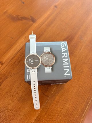 Garmin Lily - Reloj Inteligente Dorado y Blanco