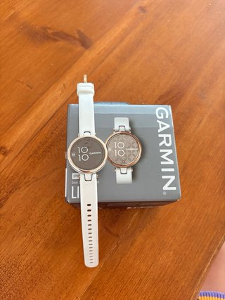 Garmin Lily - Reloj Inteligente Dorado y Blanco