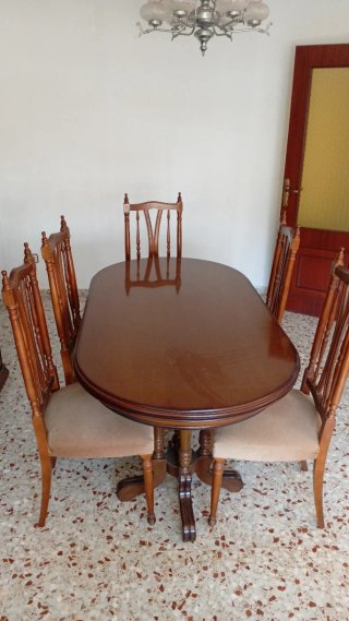 Mesa de comedor ovalada de madera