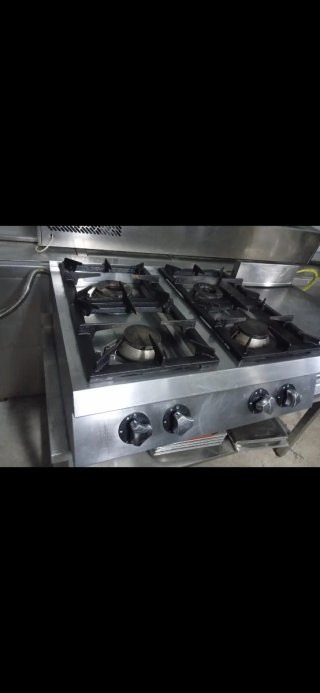 Cocina industrial de 4 fuegos + plancha