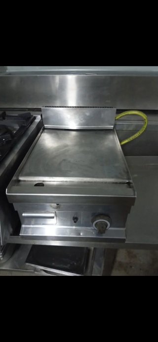 Cocina industrial de 4 fuegos + plancha