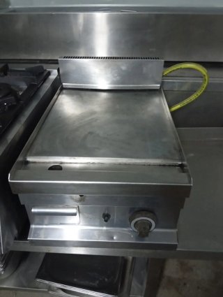 Cocina industrial de 4 fuegos + plancha