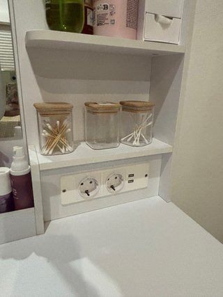 Tocador blanco y dorado con espejo