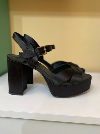 Tacones de plataforma negros usados una vez