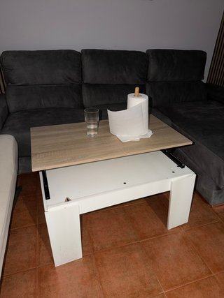Mesa elevable de madera y metal