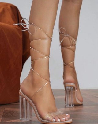 Tacones Beige con Tiras Transparentes